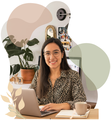 Lucile Gomes freelance WordPress SEO travaillant sur son ordinateur dans un espace de travail