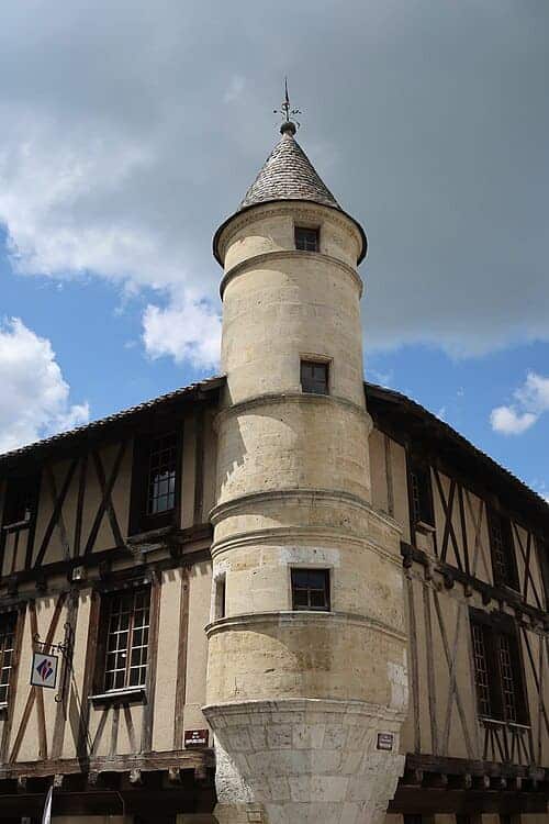 500px-Maison_à_tourelle,_102_rue_de_la_République,_Sainte-Foy-la-Grande_7-2 Photo d'un bâtiment iconique de Sainte-Foy-la-Grande